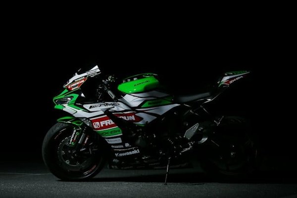 Comment personnaliser une Kawasaki Ninja 400 pour une conduite sportive en ville ?