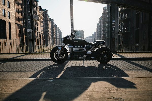 Quels accessoires ajouter à une Triumph Rocket 3 pour des balades confortables ?