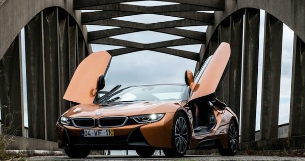 Quels sont les avantages de la technologie de régénération de batterie dans le BMW i8 ?