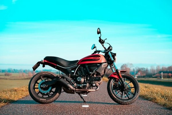 Quels sont les meilleurs systèmes de communication pour une Ducati Monster en groupe ?